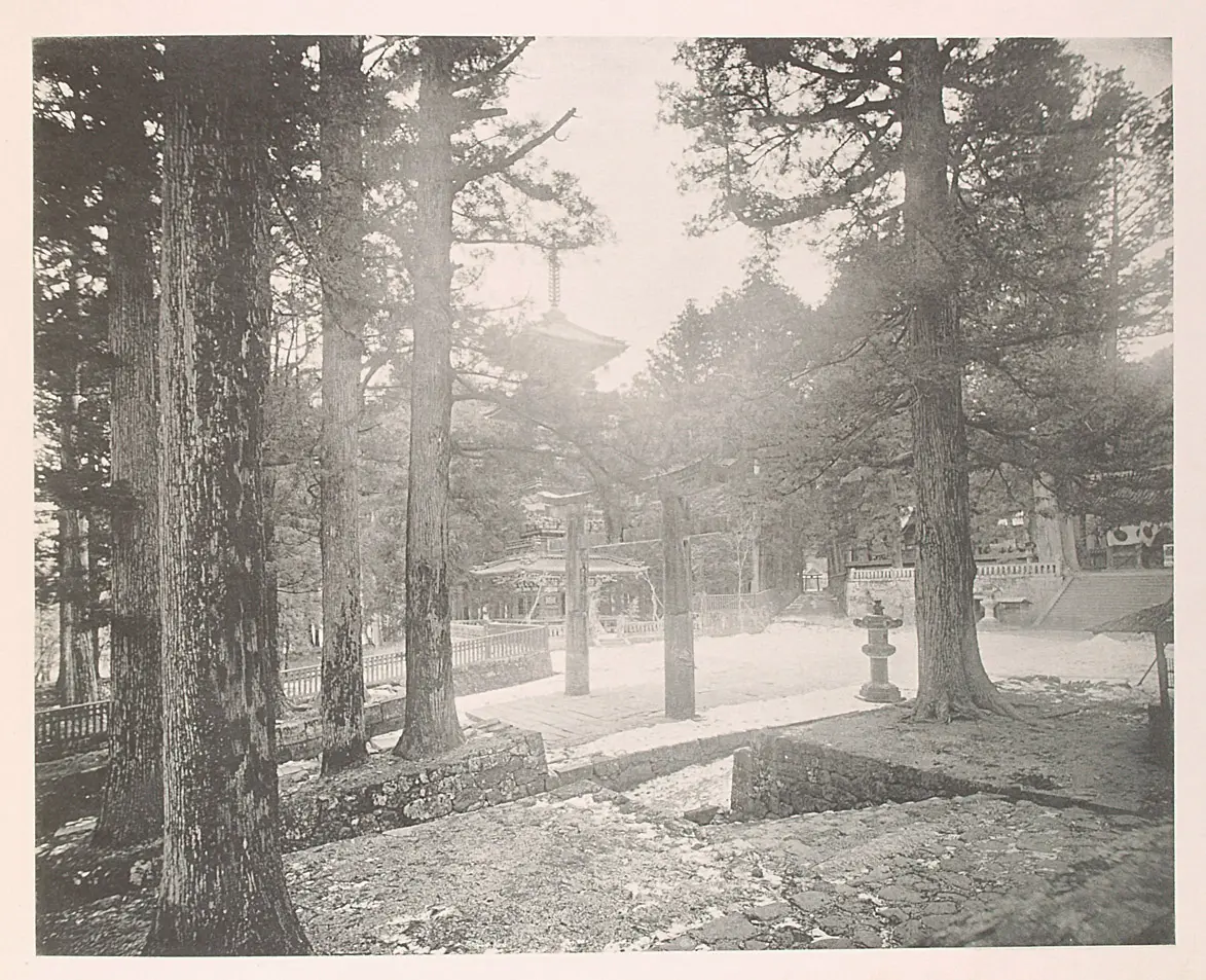 Hauptansicht von Torii und die fünfstöckige Pagode