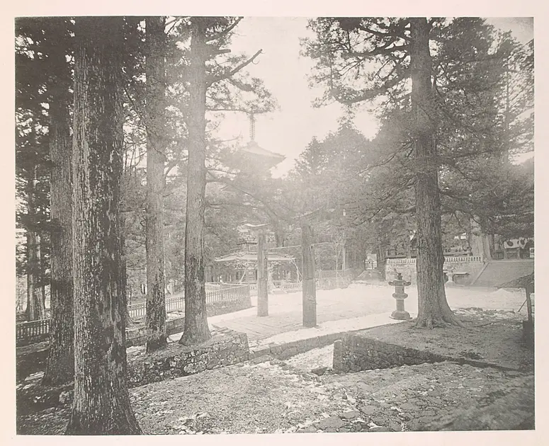 Hauptansicht von Torii und die fünfstöckige Pagode