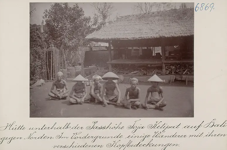 Haus unterhalb der Passhöhe Toja Ketipat auf Bali gegen Norden. Im Vordergrunde einige Wanderer mit ihren verschiedenen Kopfbedeckungen