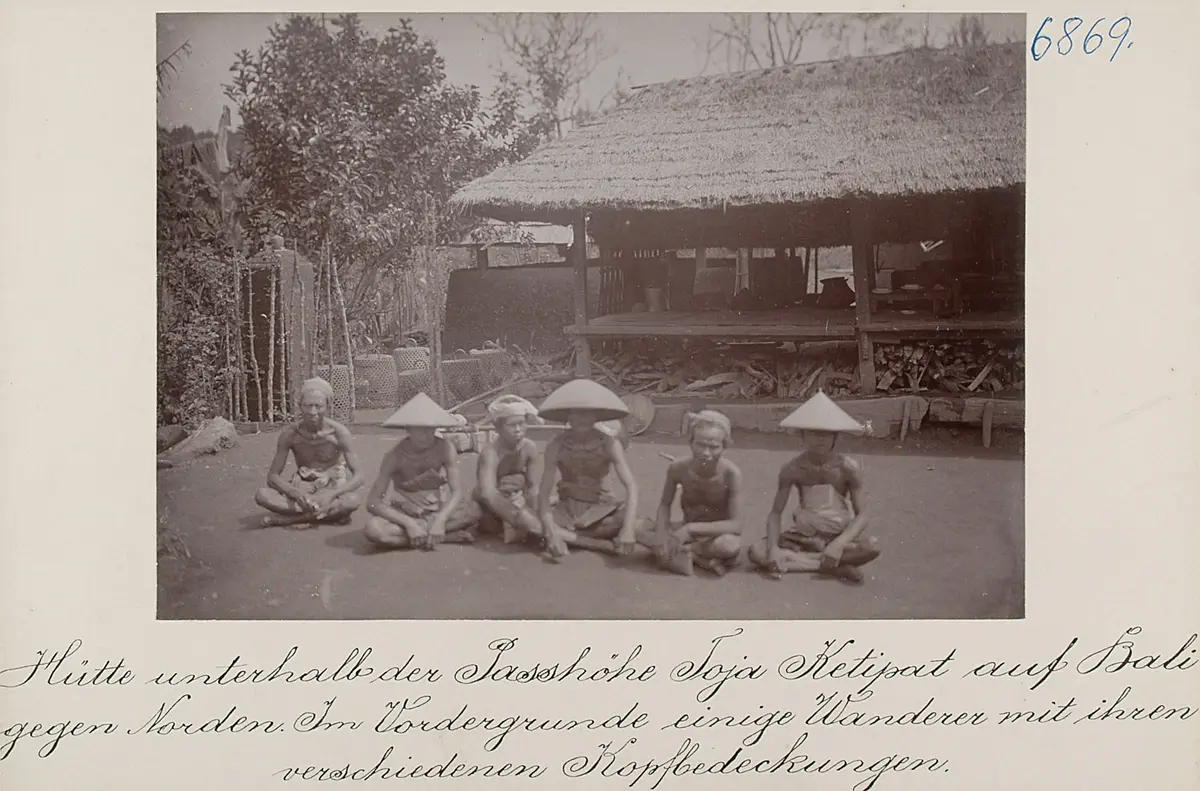 Haus unterhalb der Passhöhe Toja Ketipat auf Bali gegen Norden. Im Vordergrunde einige Wanderer mit ihren verschiedenen Kopfbedeckungen