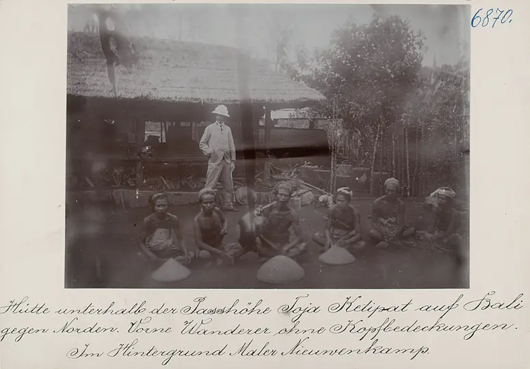 Haus unterhalb der Passhöhe Toja Ketipat auf Bali gegen Norden. Vorne Wanderer ohne Kopfbedeckungen. Im Hintergrund Maler Nieuwenkamp