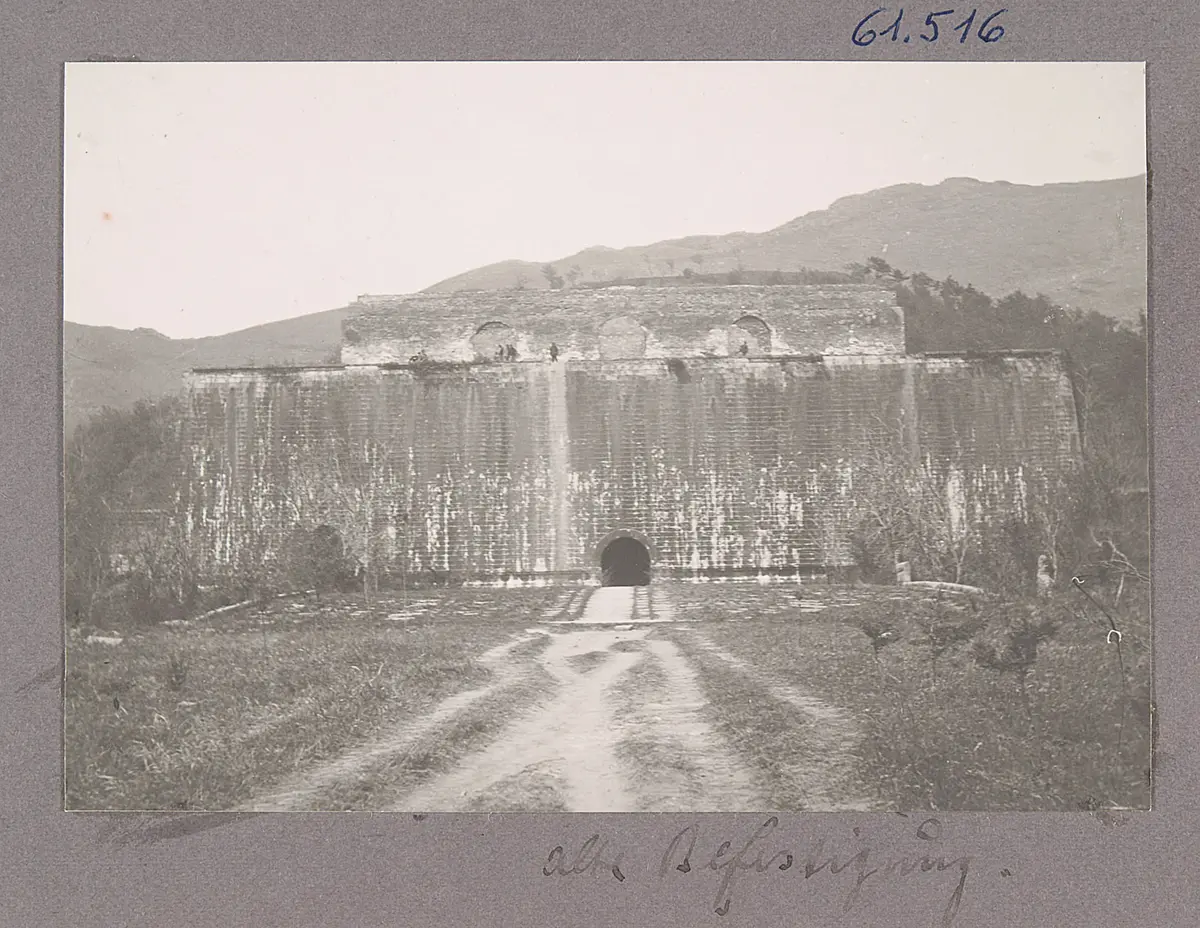 Die Gräberstrasse bei Nanking. Alte Befestigung
