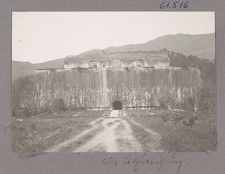 Die Gräberstrasse bei Nanking. Alte Befestigung