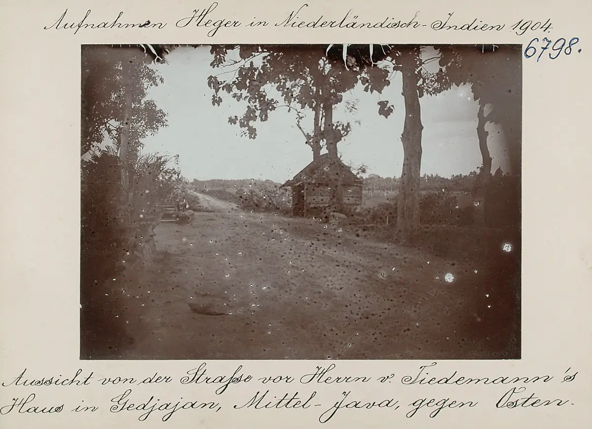 Aussicht von der Strasse vor Herrn v. Tiedemann's Haus in Gedjajan, Mittel-Java, gegen Osten