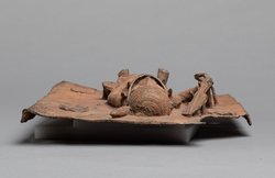 Reliefplatte: Würdenträger mit Eben-Schwert