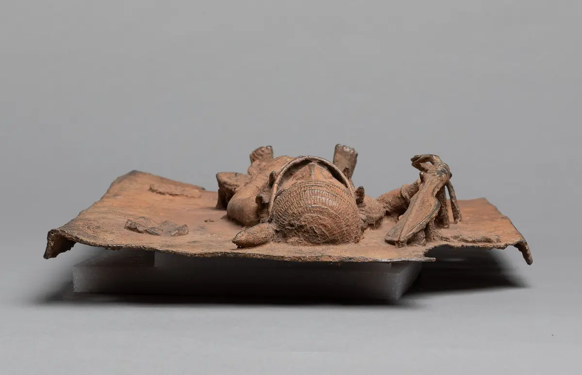 Reliefplatte: Würdenträger mit Eben-Schwert