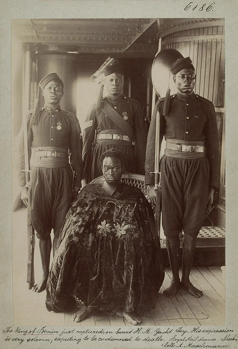 Oba Ovonramwen in Ketten auf dem Weg nach Calabar