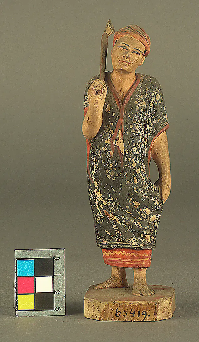 Holzfigur: Frau
