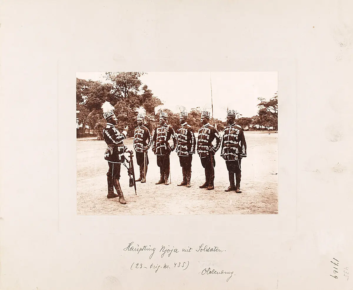 Sultan Njoya mit Soldaten