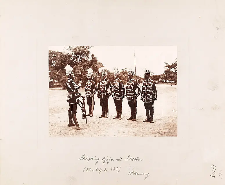 Sultan Njoya mit Soldaten
