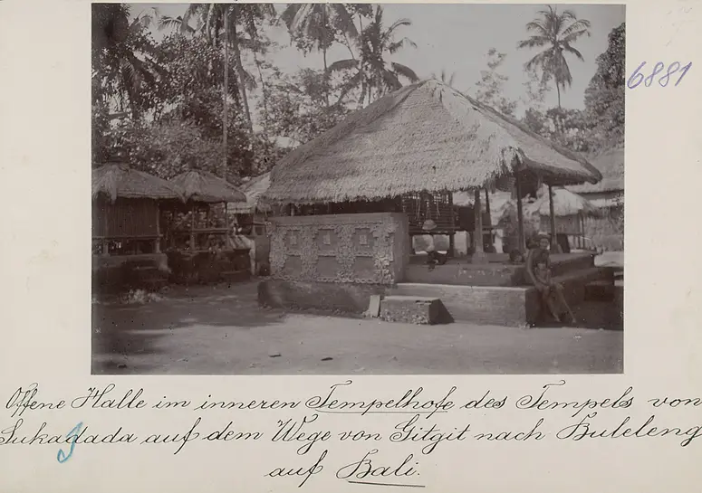 Offene Halle im inneren Tempelhofe des Tempels von Sukasada auf dem Wege von Gitgit nach Buleleng auf Bali