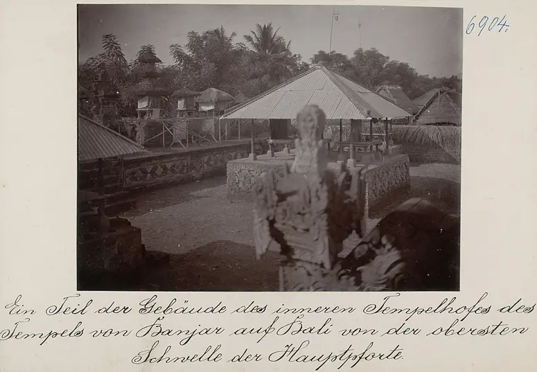 Ein Teil der Gebäude des inneren Tempelhofes des Tempels von Banjar auf Bali von der obersten Schwelle der Hauptpforte