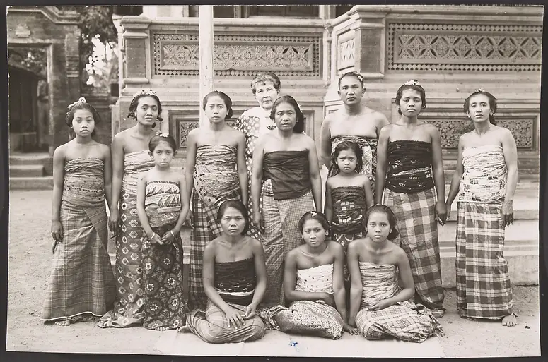 Helene Potjewijd in Bali mit Balinesinnen