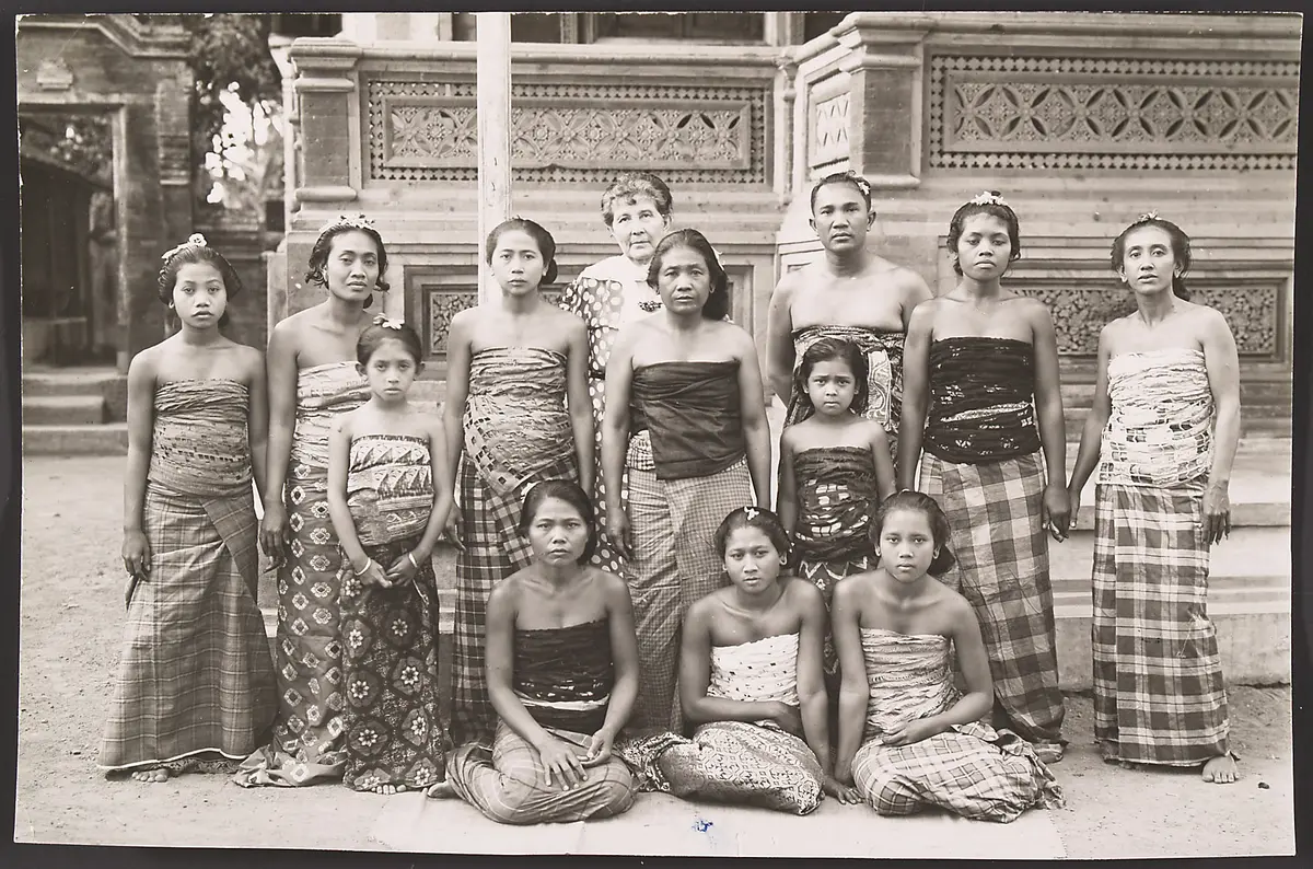 Helene Potjewijd in Bali mit Balinesinnen