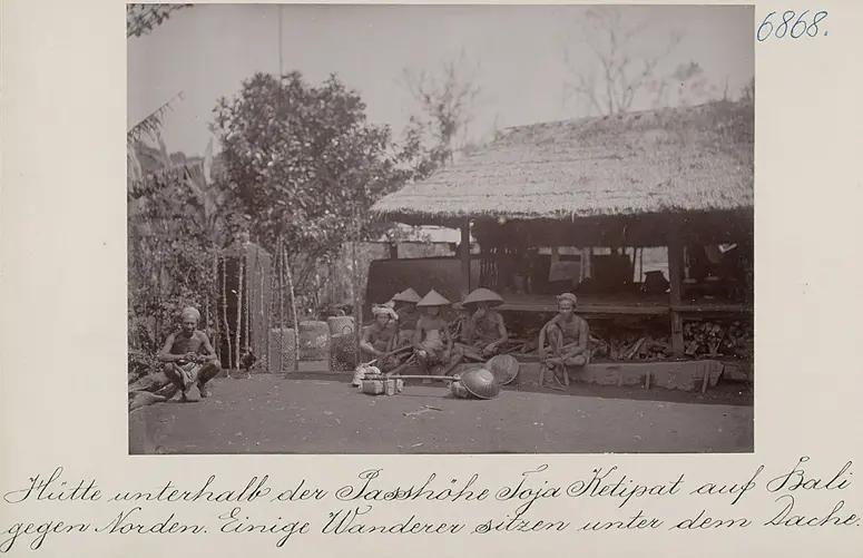 Haus unterhalb der Passhöhe Toja Ketipat auf Bali gegen Norden. Einige Wanderer sitzen unter dem Dache
