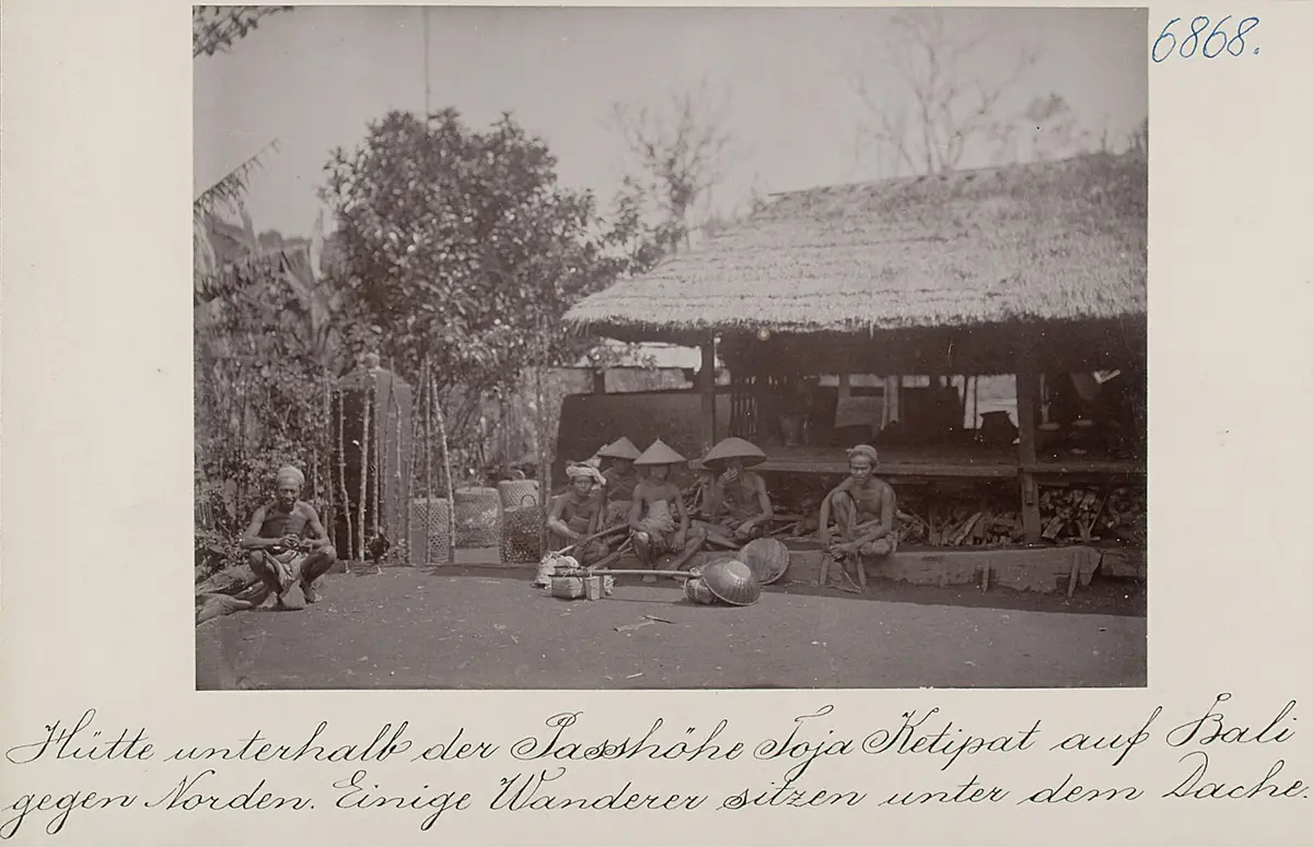 Haus unterhalb der Passhöhe Toja Ketipat auf Bali gegen Norden. Einige Wanderer sitzen unter dem Dache