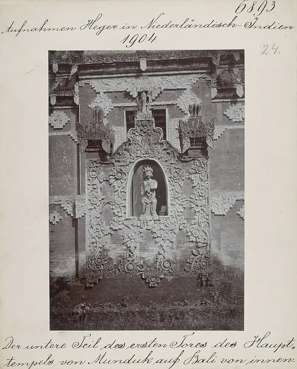 Der untere Teil des ersten Tores des Haupttempels von Munduk auf Bali von innen