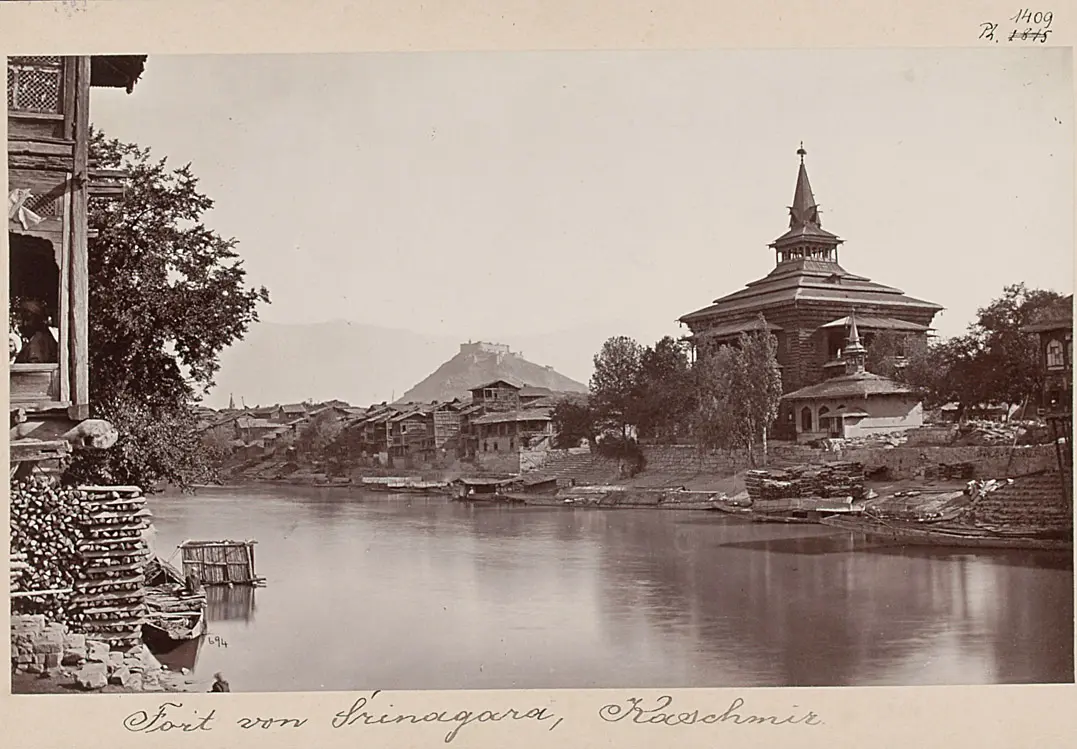 Die Shah Hamdan Moschee am rechten Ufer des Jhelam in Srinagar. Im Hintergrund das auf einem Hügel sich erhebende Fort Hari Parbat