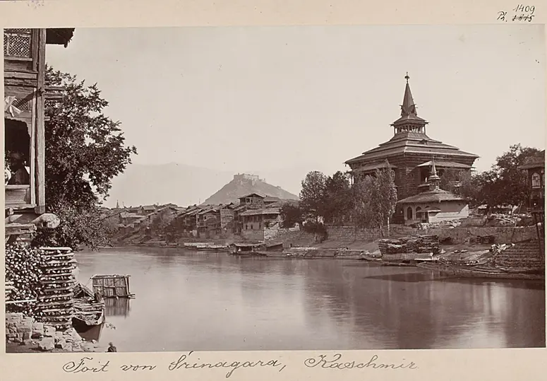 Die Shah Hamdan Moschee am rechten Ufer des Jhelam in Srinagar. Im Hintergrund das auf einem Hügel sich erhebende Fort Hari Parbat