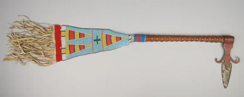 Spontonförmiger Tomahawk mit Perlenanhänger