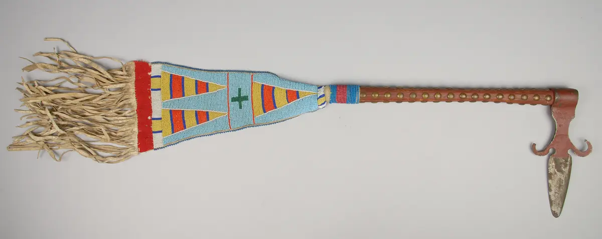Spontonförmiger Tomahawk mit Perlenanhänger