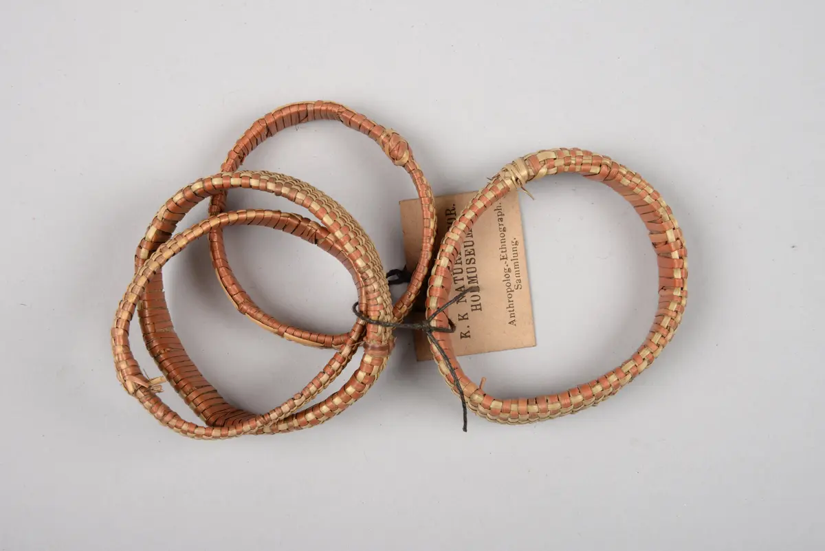 Vier Armbänder für Frauen (49.710 bis 49.713)