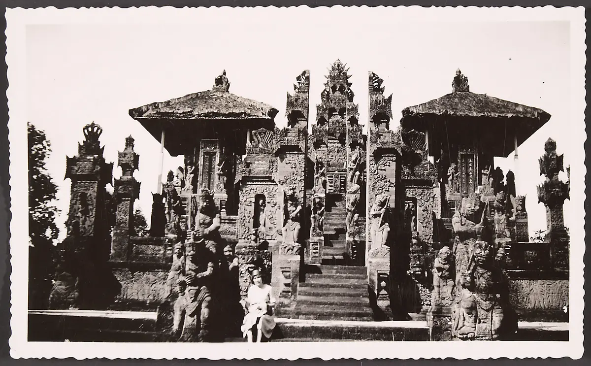 Helene Potjewyd vor einer Tempelanlage