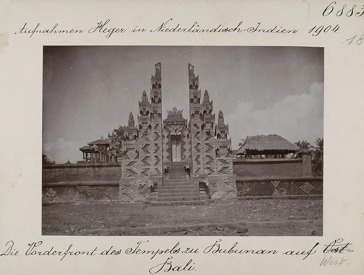Die Vorderfront des Tempels zu Bubunan auf West-Bali