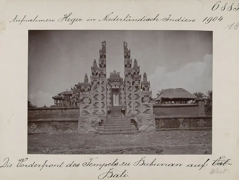 Die Vorderfront des Tempels zu Bubunan auf West-Bali