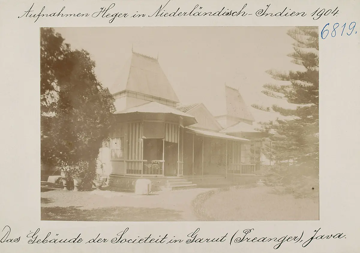 Das Gebäude der Societeit in Garut (Preanger), Java