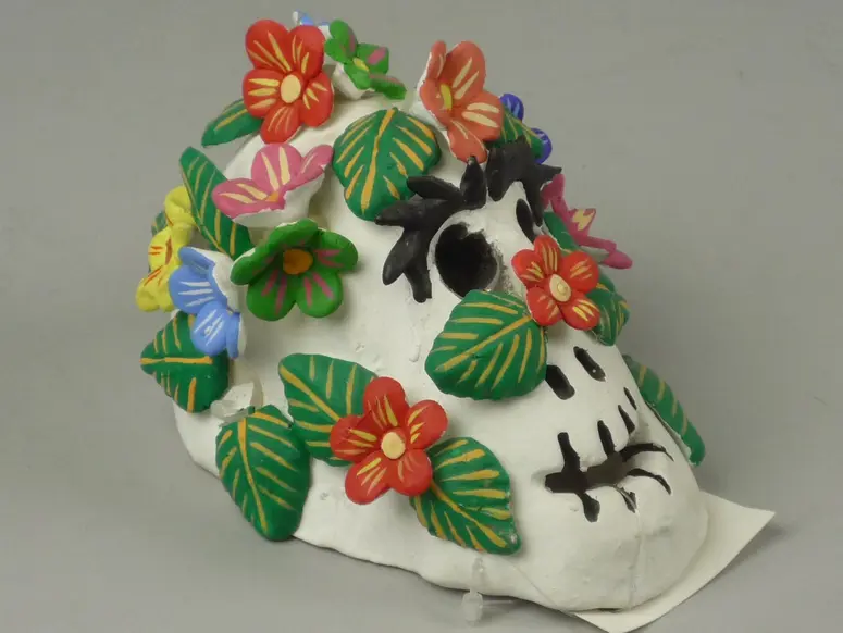 Schädel mit Blumen