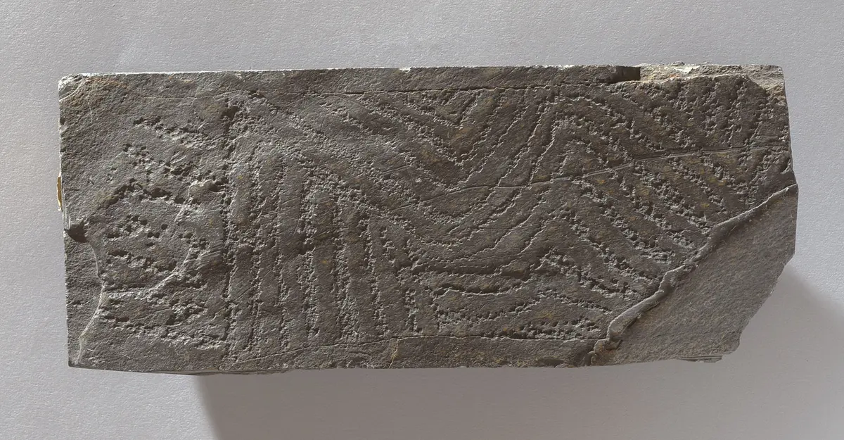 Felsgravierung: Schürze