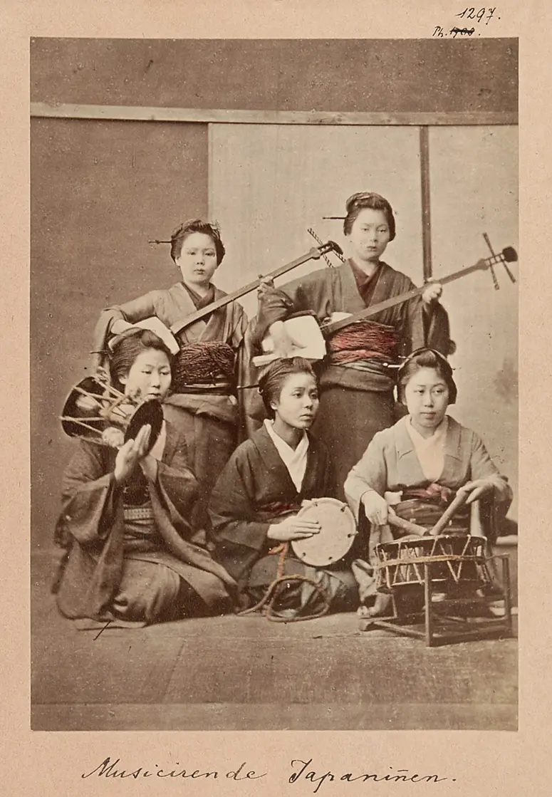 Fünf musizierende Japanerinnen