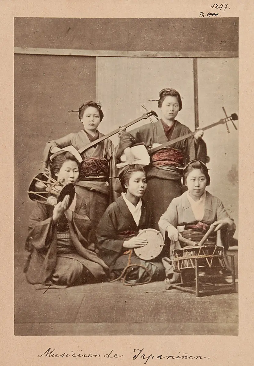 Fünf musizierende Japanerinnen