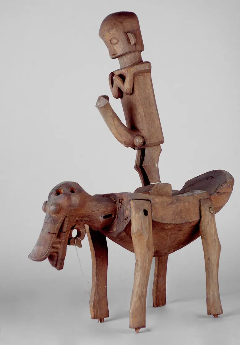 Ahnenfigur auf Thron in Tiergestalt