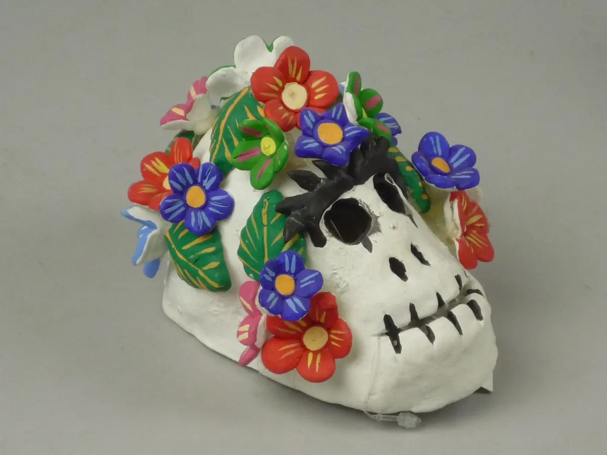 Schädel mit Blumen