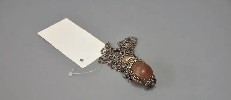 Horngefäß an Kette
