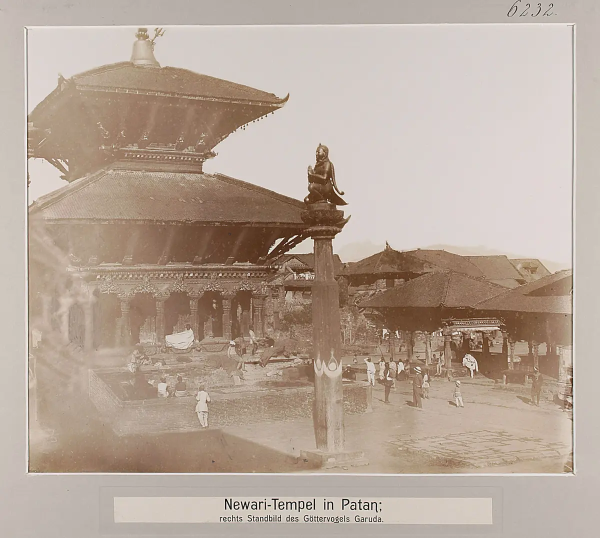 Newari-Tempel in Patan; rechts Standbild des Göttervogels Garuda
