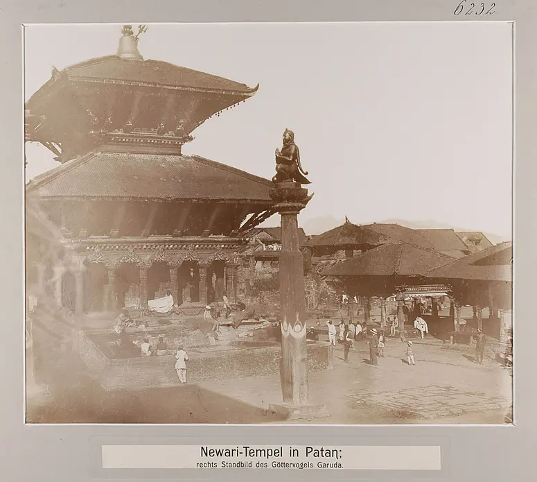 Newari-Tempel in Patan; rechts Standbild des Göttervogels Garuda