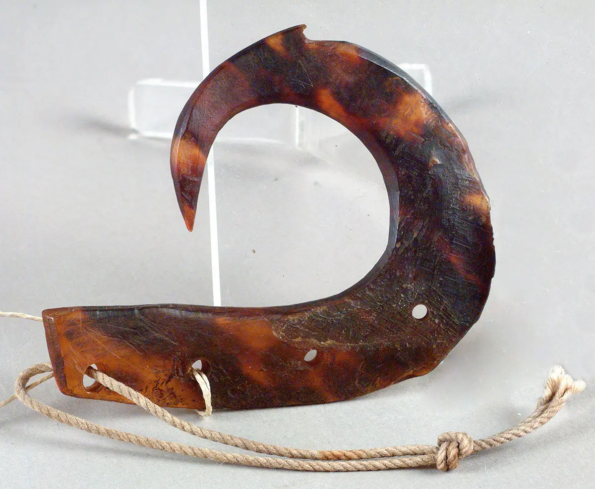 Anhänger in Form eines Fischhakens