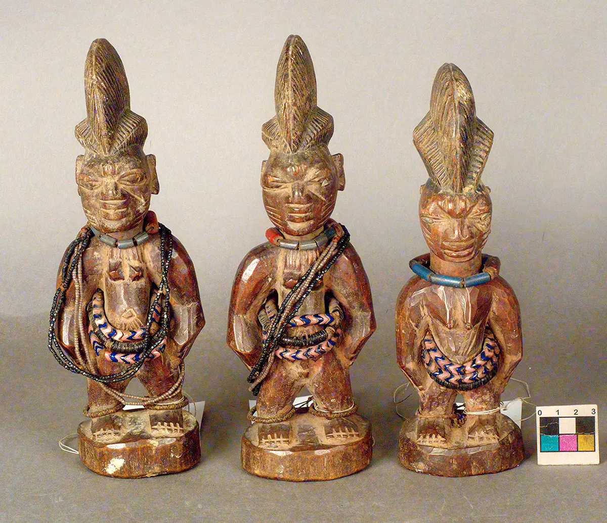 Weibliche Ibedji Drillingsfigur