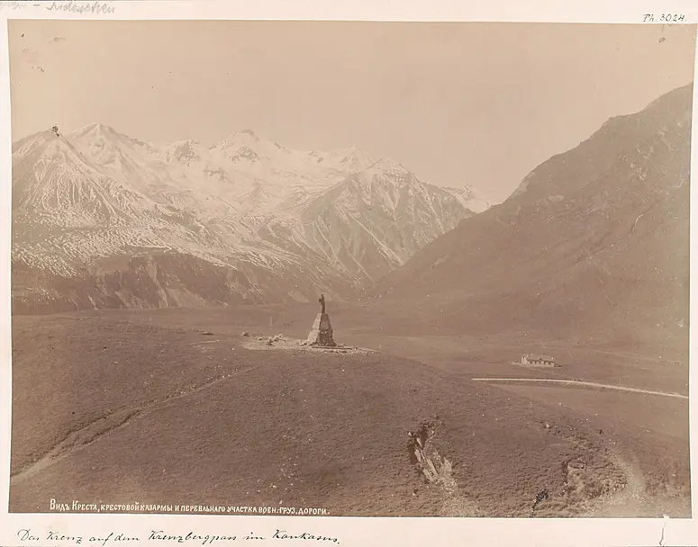 Das Kreuz auf den Kreuzbergpass an der grusischen Militärstrasse; Lars - Kasbek