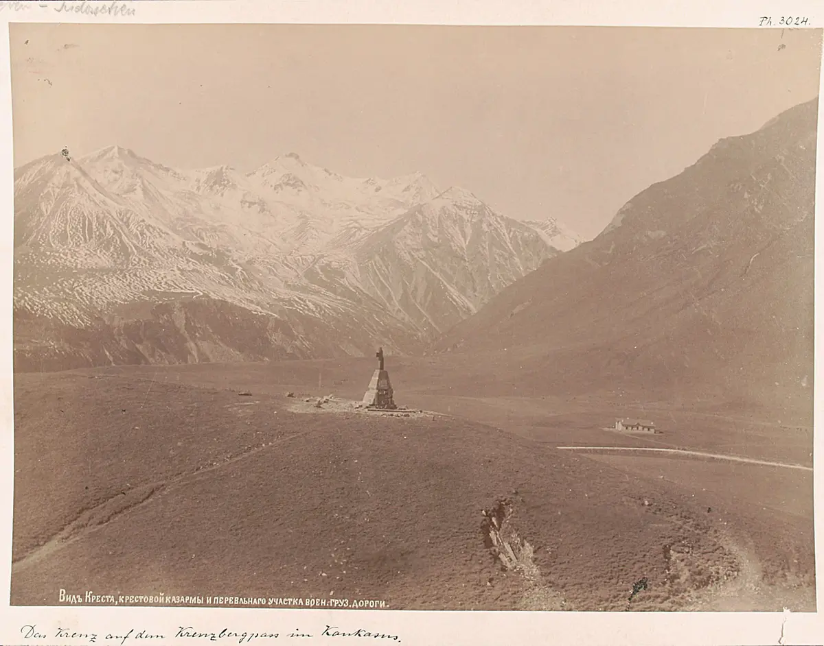 Das Kreuz auf den Kreuzbergpass an der grusischen Militärstrasse; Lars - Kasbek
