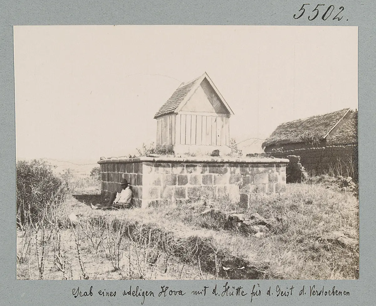 Grab eines adeligen Hova mit d. Hütte für d. Geist d. Verstorbenen