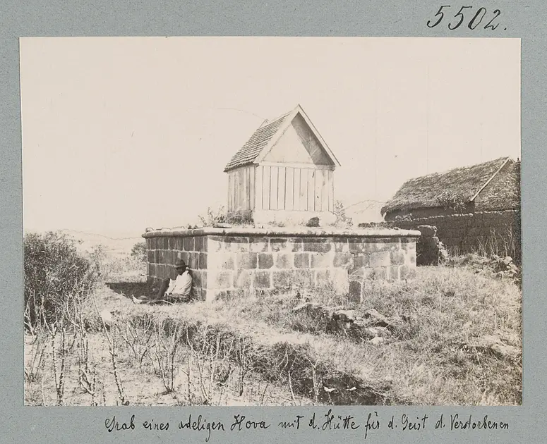Grab eines adeligen Hova mit d. Hütte für d. Geist d. Verstorbenen