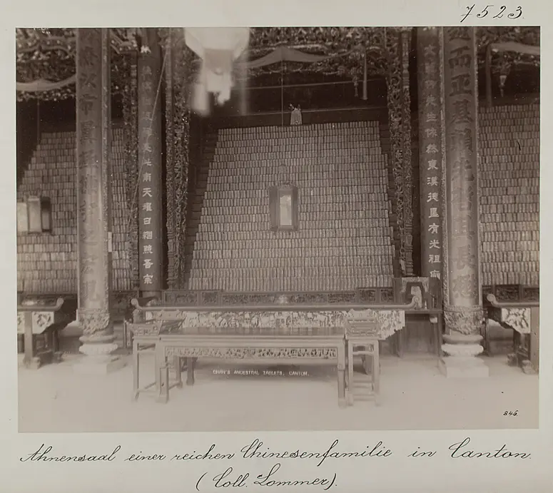 Kanton: Ahnensaal einer reichen Chinesenfamilie mit zahlreichen Ahnentafeln