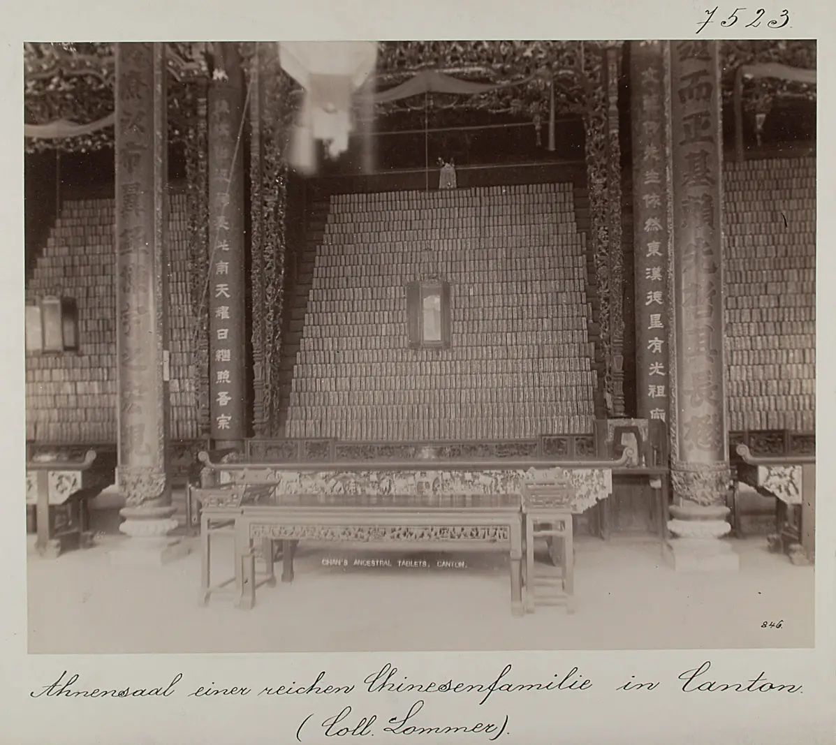 Kanton: Ahnensaal einer reichen Chinesenfamilie mit zahlreichen Ahnentafeln