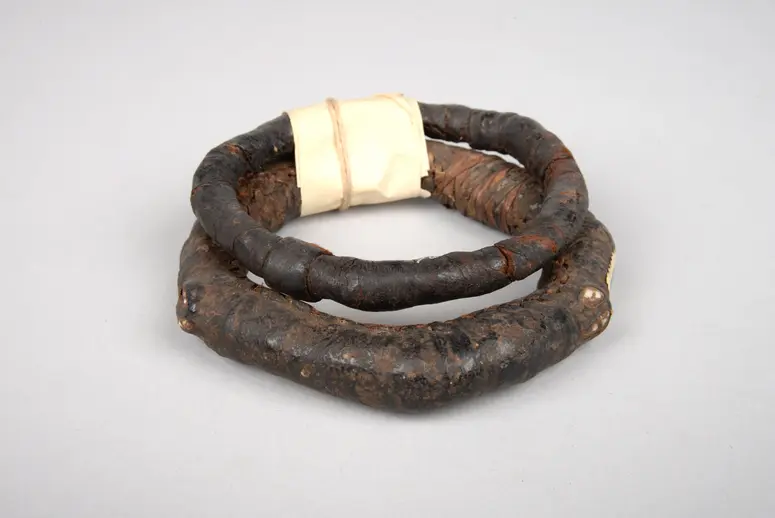 Armbänder eines Jägers