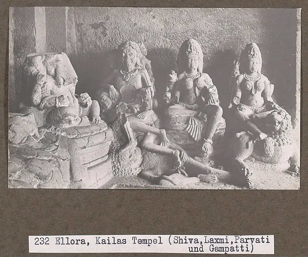 232 Ellora, Kailasa Tempel (Shiva, Laxmi, Parvati und Gampatti)