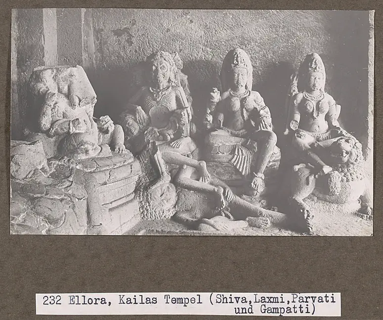 232 Ellora, Kailasa Tempel (Shiva, Laxmi, Parvati und Gampatti)